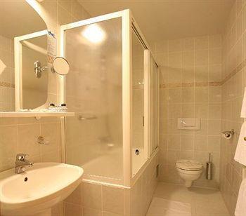 Corinthia Aparthotel 3*